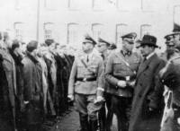 GFH: Heinrich Himmler and his aides passing by a row
of prisoners in the Pawiak prison on Dzielna Street in the Warsaw ghetto.