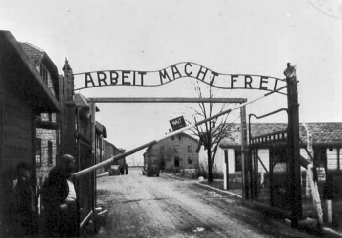 big1401%20KL%20Auschwitz%20Work%20makes%20free%20Arbeit%20macht%20frei%201945.jpg